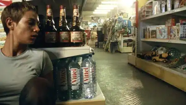 high tension - marie versteckt sich in der tankstelle vor dem mörder