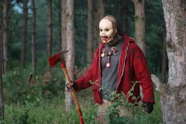 the hills run red - babyface mit axt im wald