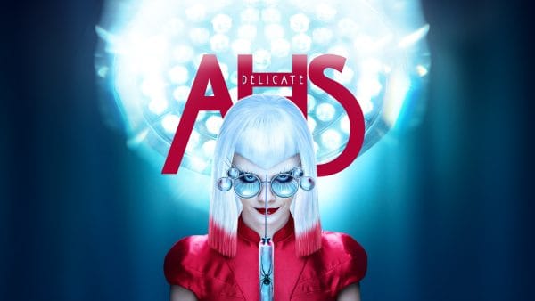 Frau mit Spritze in der Hand und leichtem Lächeln in AHS Delicate
