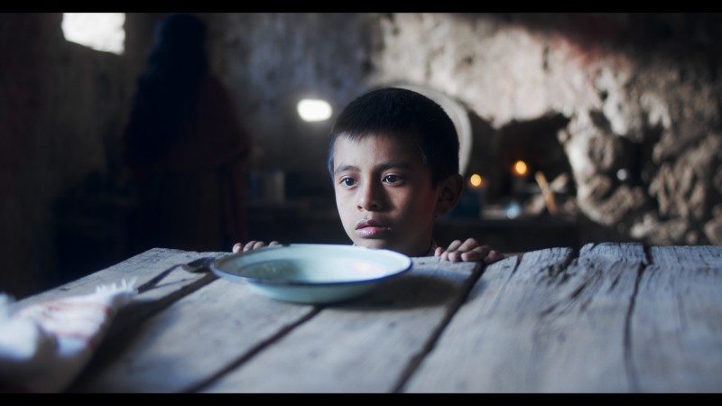 Hunger: Hungriger Junge am Tisch