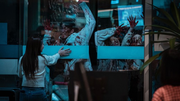 Zombieverse: Zombies vor einer Glastür, die rein wollen