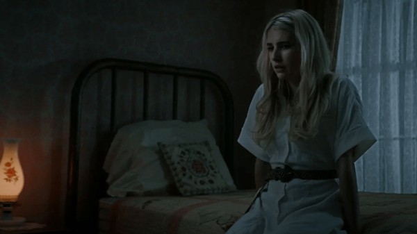 Abandoned: Sara sitzt im Dunkeln auf dem Bett