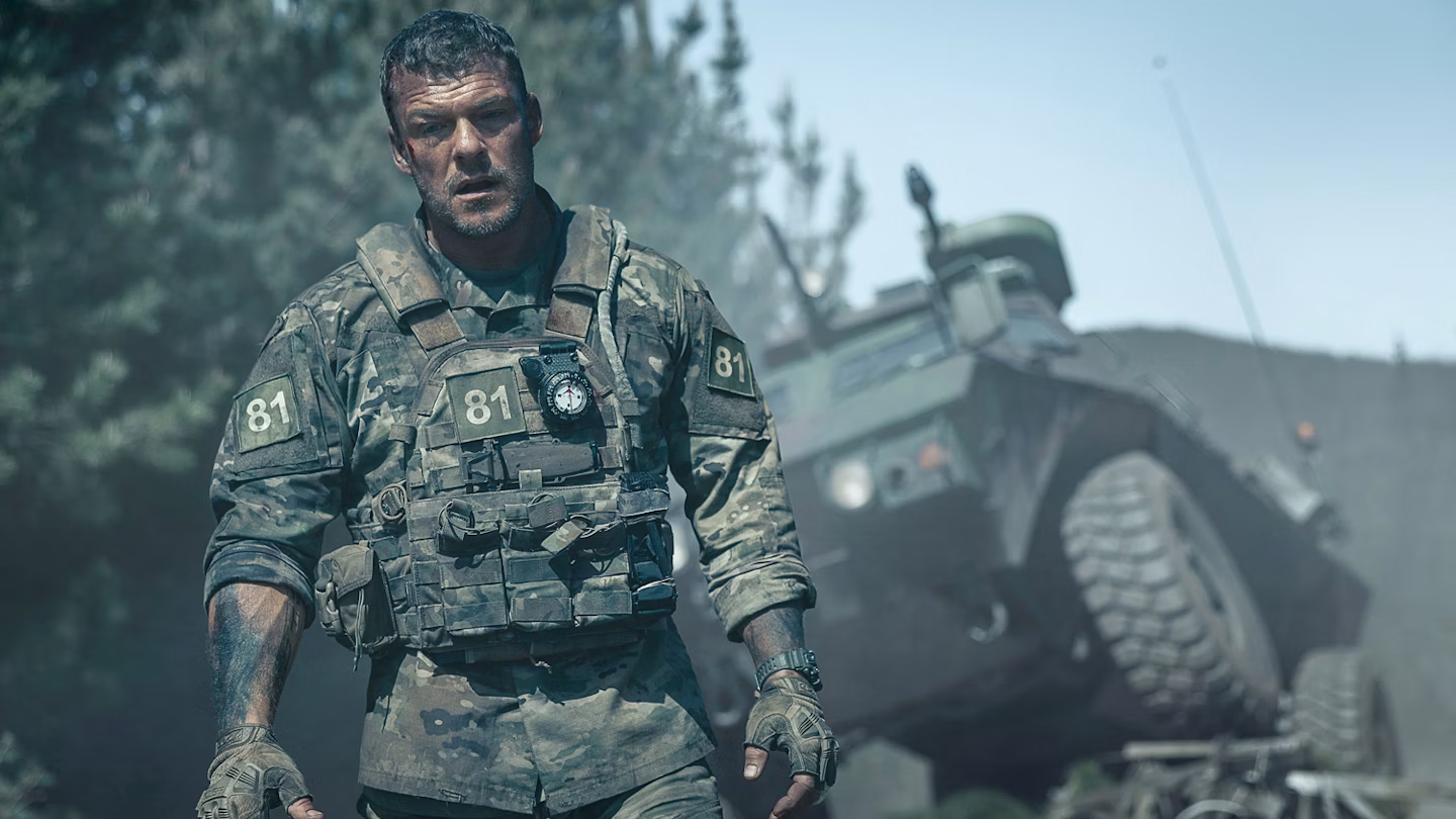WAR MACHINE: 81 vor einem gecrashted Wagen