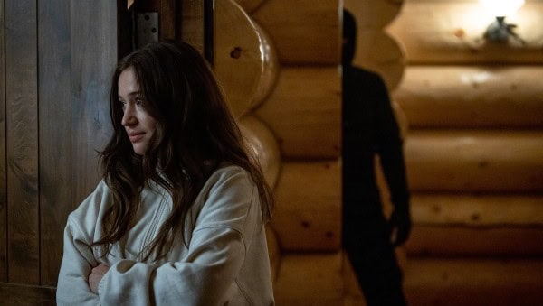 sick 2022 - gideon adlon als final girl im covid-slasher