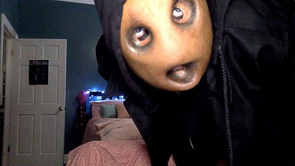 strange-harvest - mr. shiny zeigt sich mit maske in der mockumentary