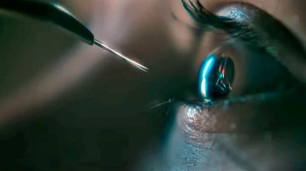 Eine Nadel, die dicht vor ein Auge gehalten wird in EVIL DEAD 