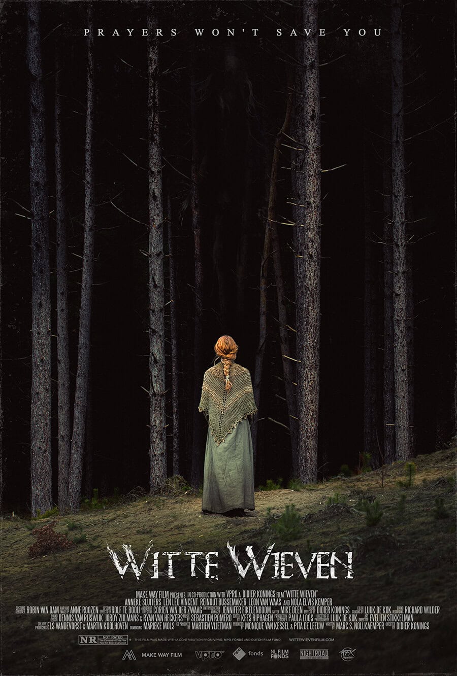 Eine Frau, die allein im dunklen Wald steht auf dem Filmposter von HERESY