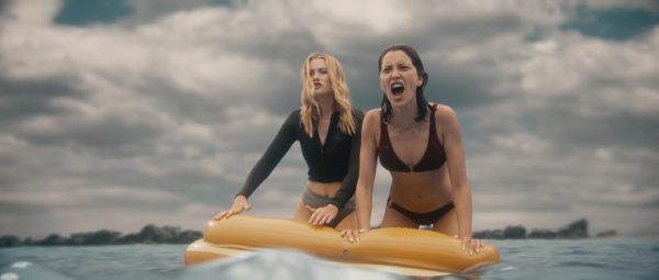 Killer Whale - Virginia Gardner und Mel Jarnson auf der Luftmatraze in der Lagune