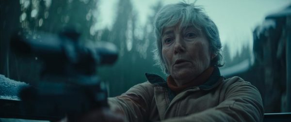 dead of winter - eisige stille - emma thompson als barb mit waffe