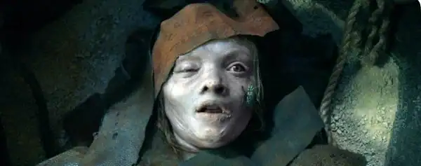 lee cronin's the mummy - Katie wird im Sarkophag gefunden
