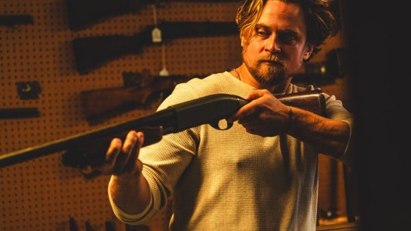 violent-ends - Lucas im Waffenladen