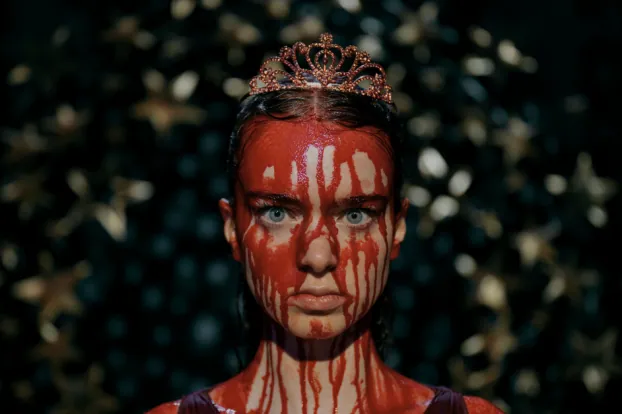 CARRIE (2026) | Serienkritik carrie serie poster mit Summer H. Howell